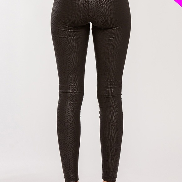 Snakeskin Pattern Embossed Leggings Black - Picture 2 of 7